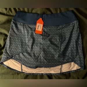 Oiselle Roga Shorts with shorts underneath. NWT. Size 6